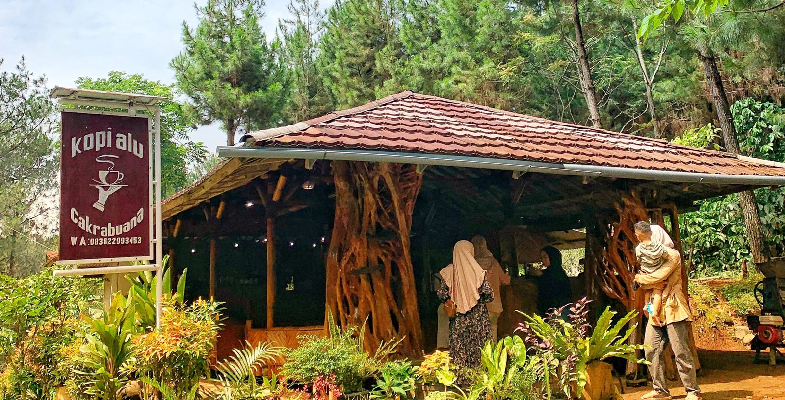 Menilik Kedai Kopi dengan Vibes Romantis di Puncak Gunung