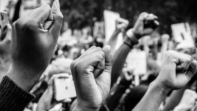 Tirani Tumbuh Hak-Hak Demokrasi Mati Dalam Literasi